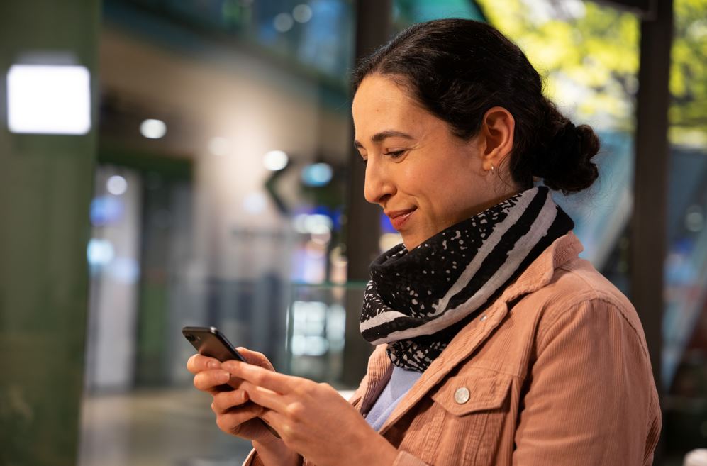 Frau schaut auf Handy