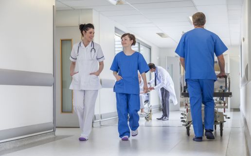 Wie sich innovative Technologien wie IoT und KI in der Praxis medizinischer Einrichtungen umsetzen lassen